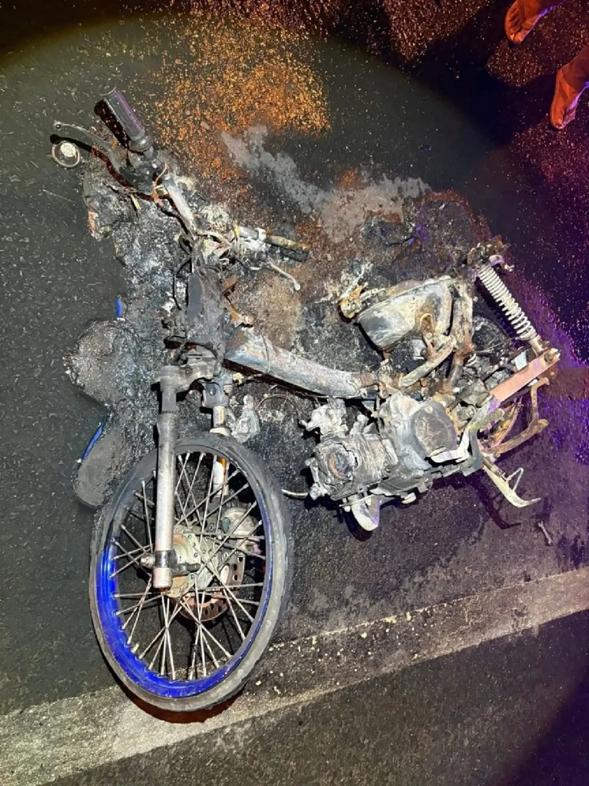 นัดเคลียร์ไม่จบ! หนุ่มยะลาถูก 20 รุมทำร้าย เพื่อนแค้นเผา จยย.วอด