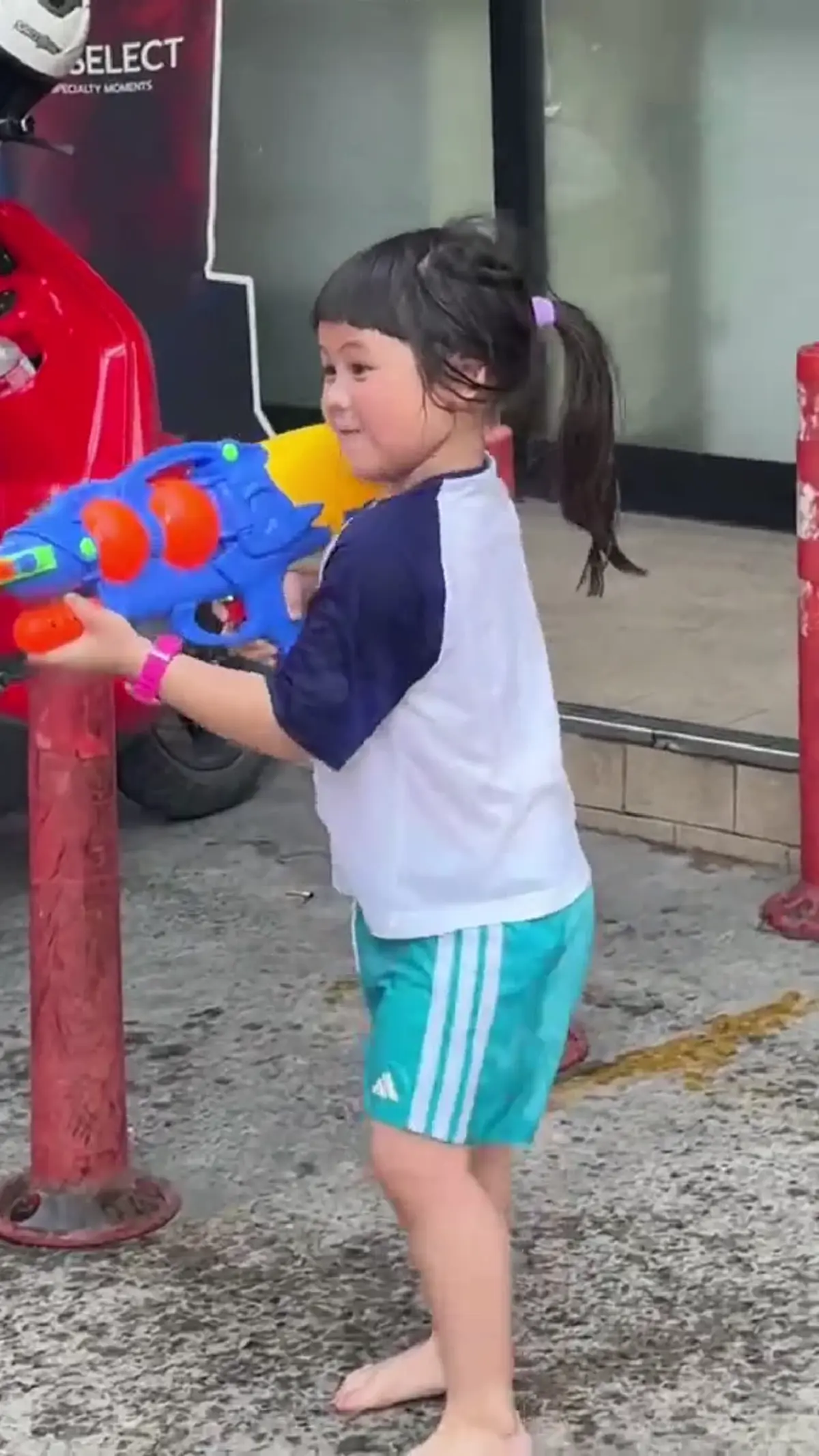 น่ารักเกินต้าน แอบิเกล   เก็บตกภาพเล่นน้ำสงกรานต์  กับพี่ๆ