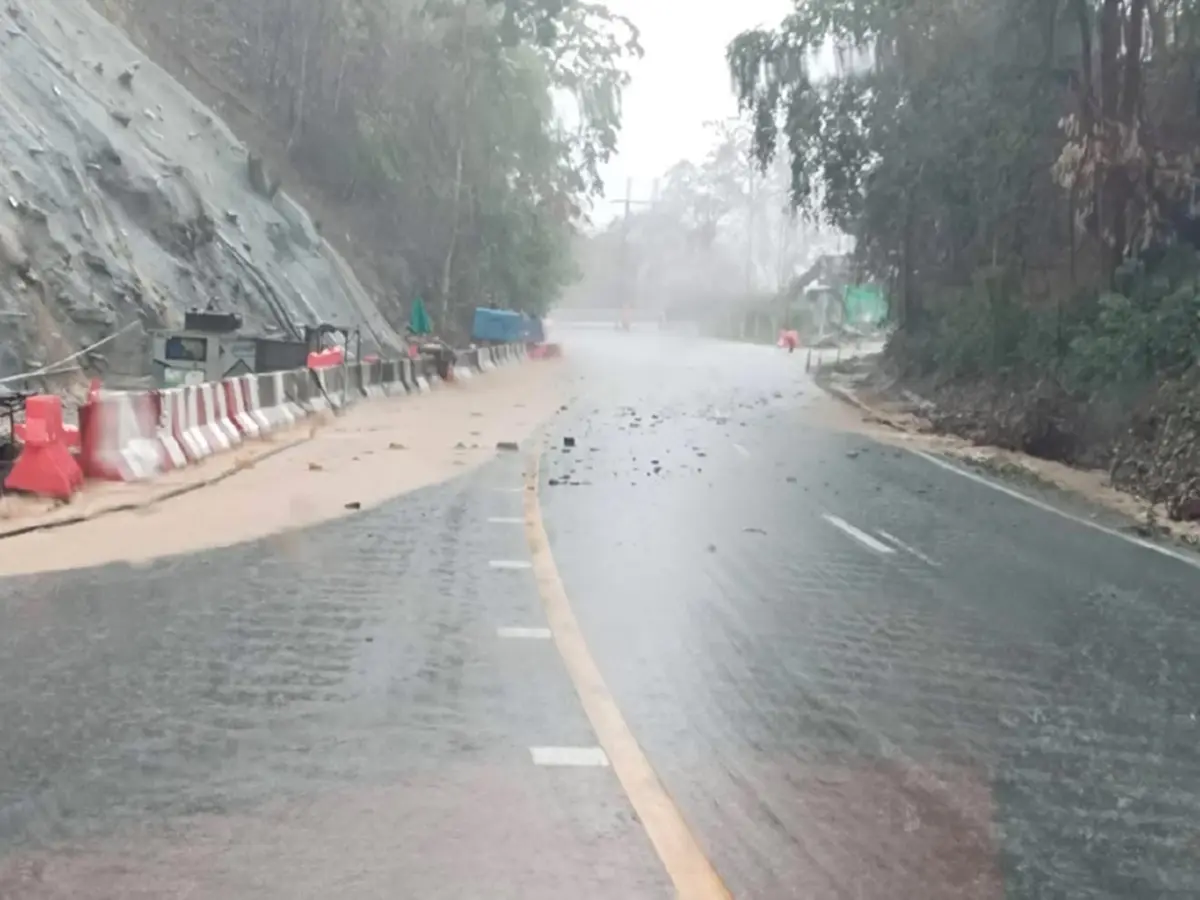 เพชรบูรณ์อ่วมหนัก! น้ำป่าไหลหลาก-หินร่วงปิดถนนบางช่วง