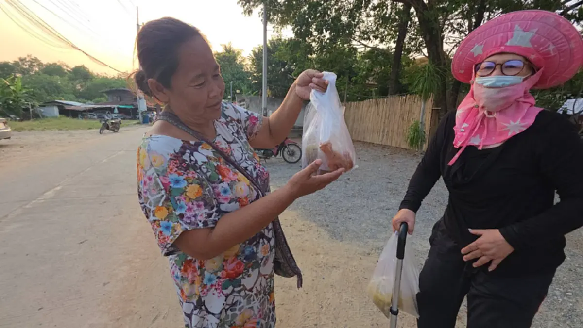 น้ำใจสู้ของแพง! กลุ่มผู้ใจบุญแจกอาหารฟรีชาวบ้านล่อมอ้ายหมอง