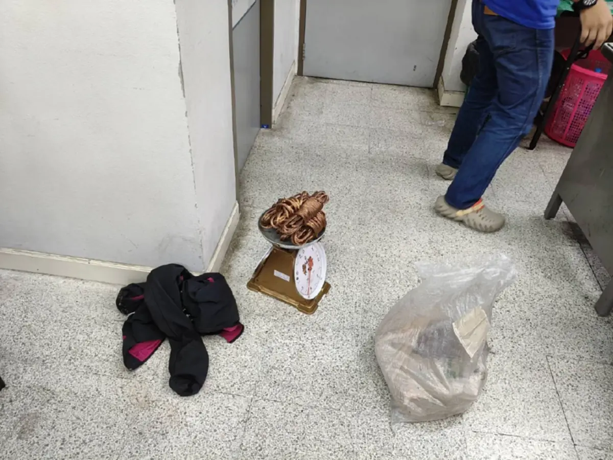 จับแก๊งลักตัดสายไฟสามพรานทำมืดทั้งตำบล ยึดทองแดงเพียบ