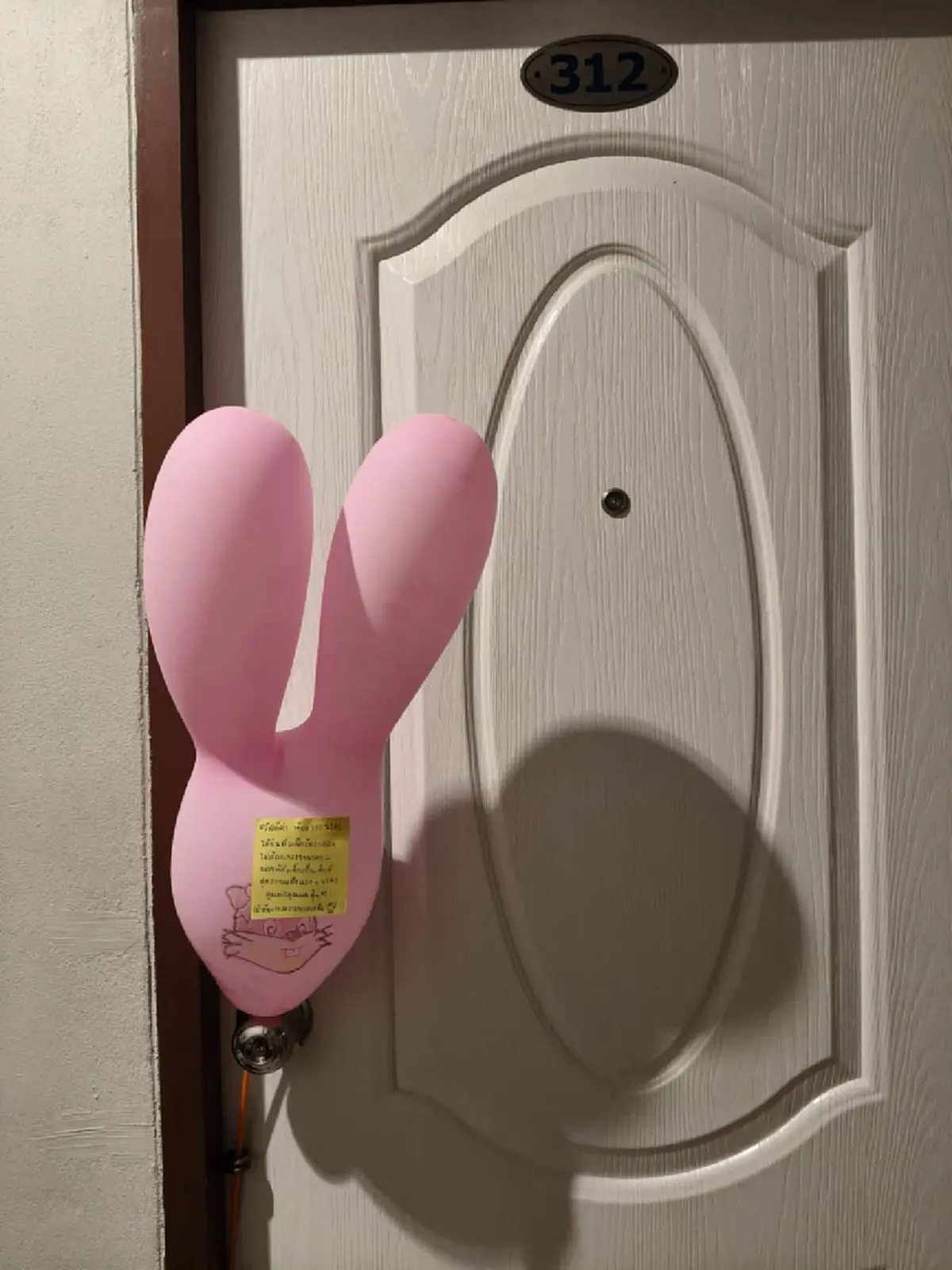 หนุ่มทำงานมาเหนื่อย ๆ ก่อนกลับมา เจอป้ายจากคนข้างห้องติดอยู่ 