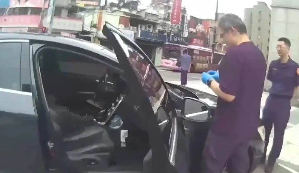 สาวตกใจ! เจอรอยปริศนาคล้ายกระสุนบนกระจกรถ ตอนเฉลยทำคาดไม่ถึง