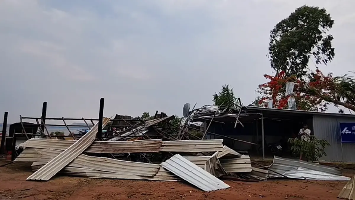 พายุถล่มโคราชร้านพังราบ ป้ารอดตายเชื่อบารมีพระสมเด็จฯ