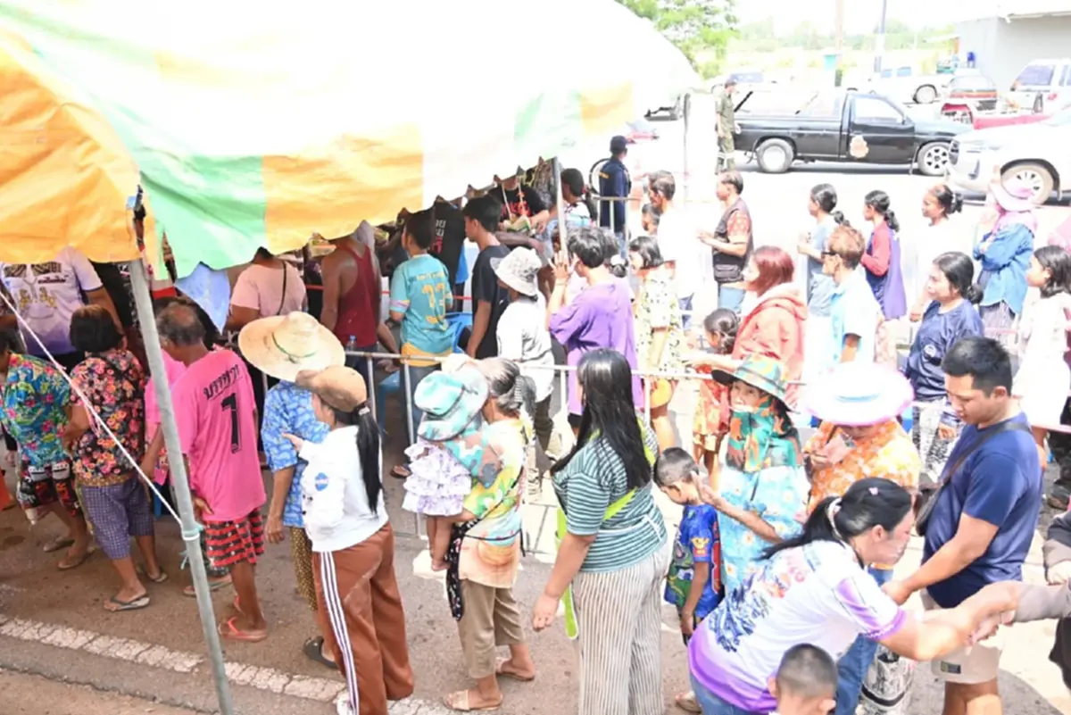 ไหลกรอกสมบูรณ์ใจป้ำ แจกข้าวสาร 12.5 ตัน ช่วยชาวบ้านลดค่าครองชีพ