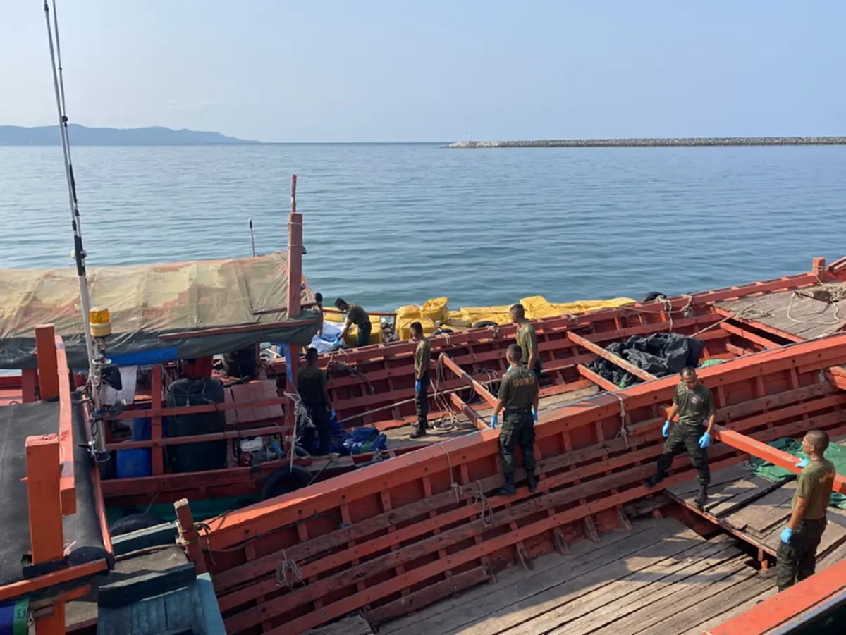 ศรชล.ตราด จับเรือกัมพูชาลอบขนเนื้อปูแช่แข็ง 60 กล่องเข้าไทย