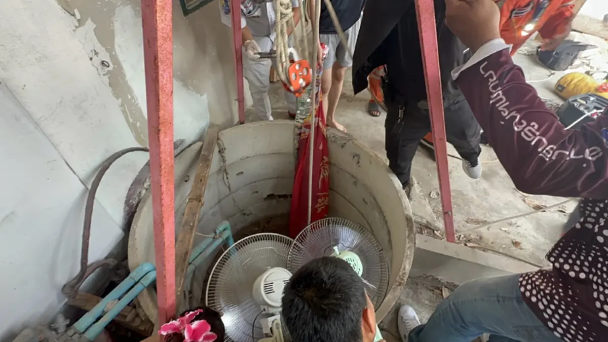 ระทึกโรยตัวช่วยชายตกบ่อลึก 11 เมตรพัทยา เหตุไม้ปากบ่อผุ