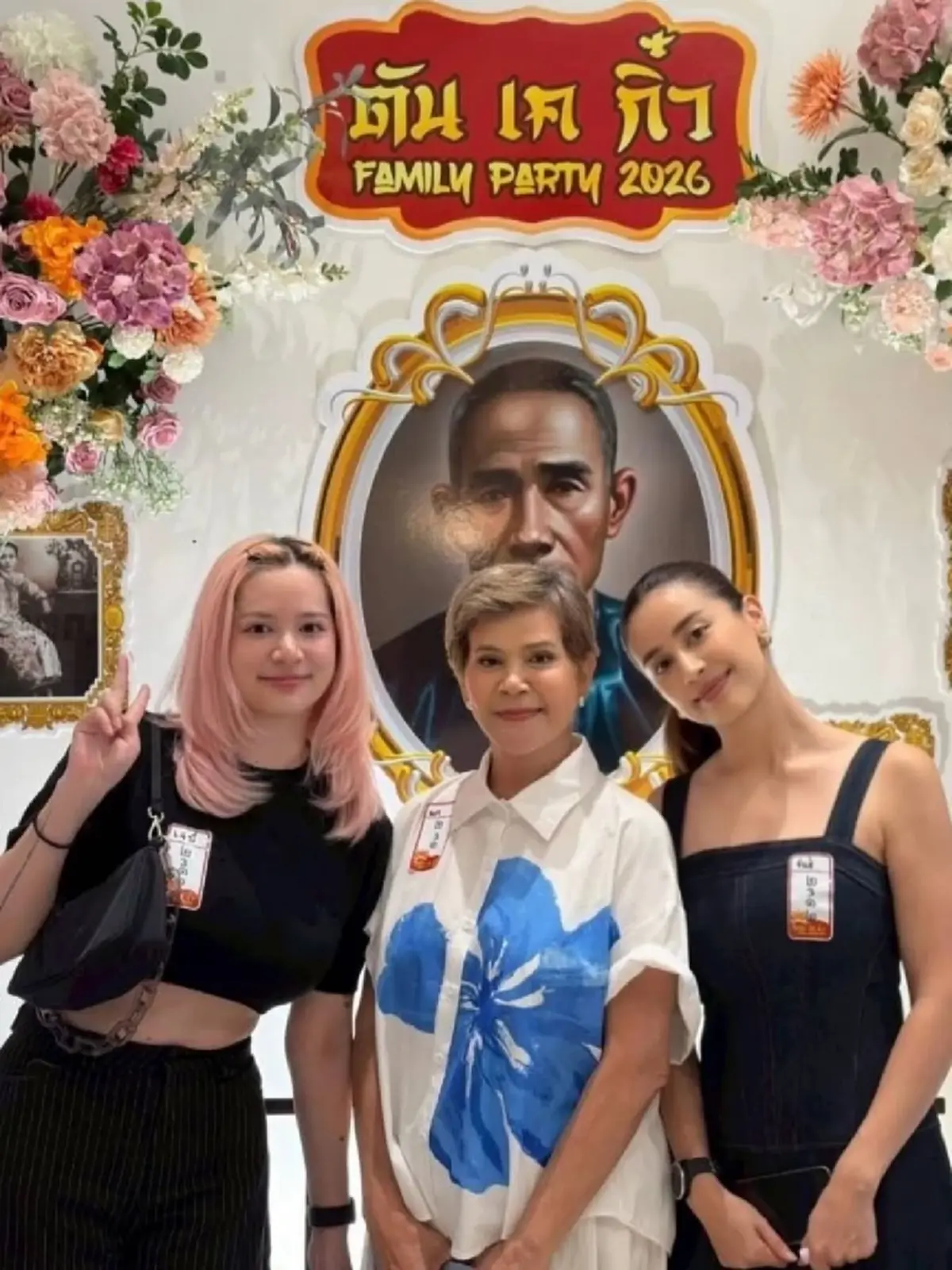  “นก จริยา” ควงลูกสาว “เจมี่-จีนส์” ร่วมงานใหญ่ที่ภูเก็ต สวยยกบ้าน