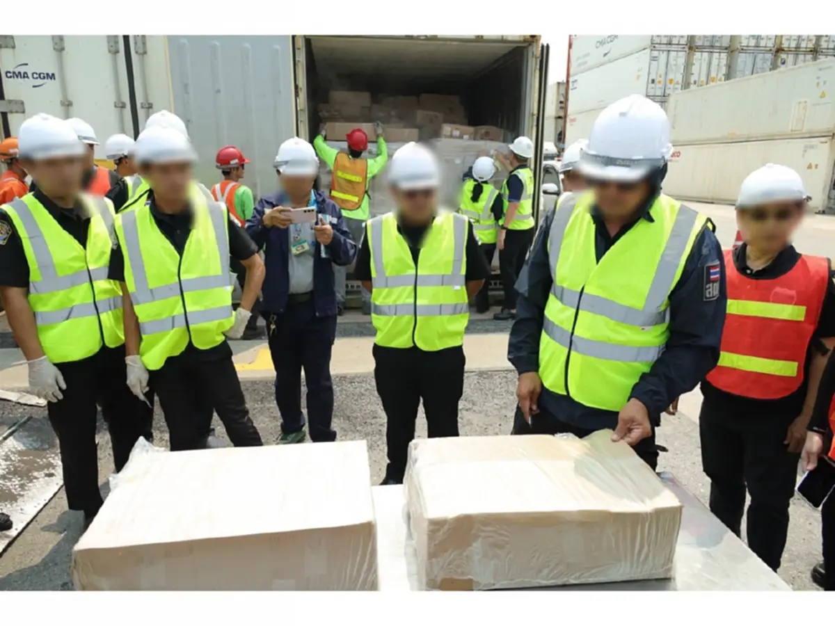 ยึดขาไก่เถื่อน 32 ตู้แหลมฉบัง 8.4 แสนกิโลฯ ไร้คนรับเป็นเจ้าของ