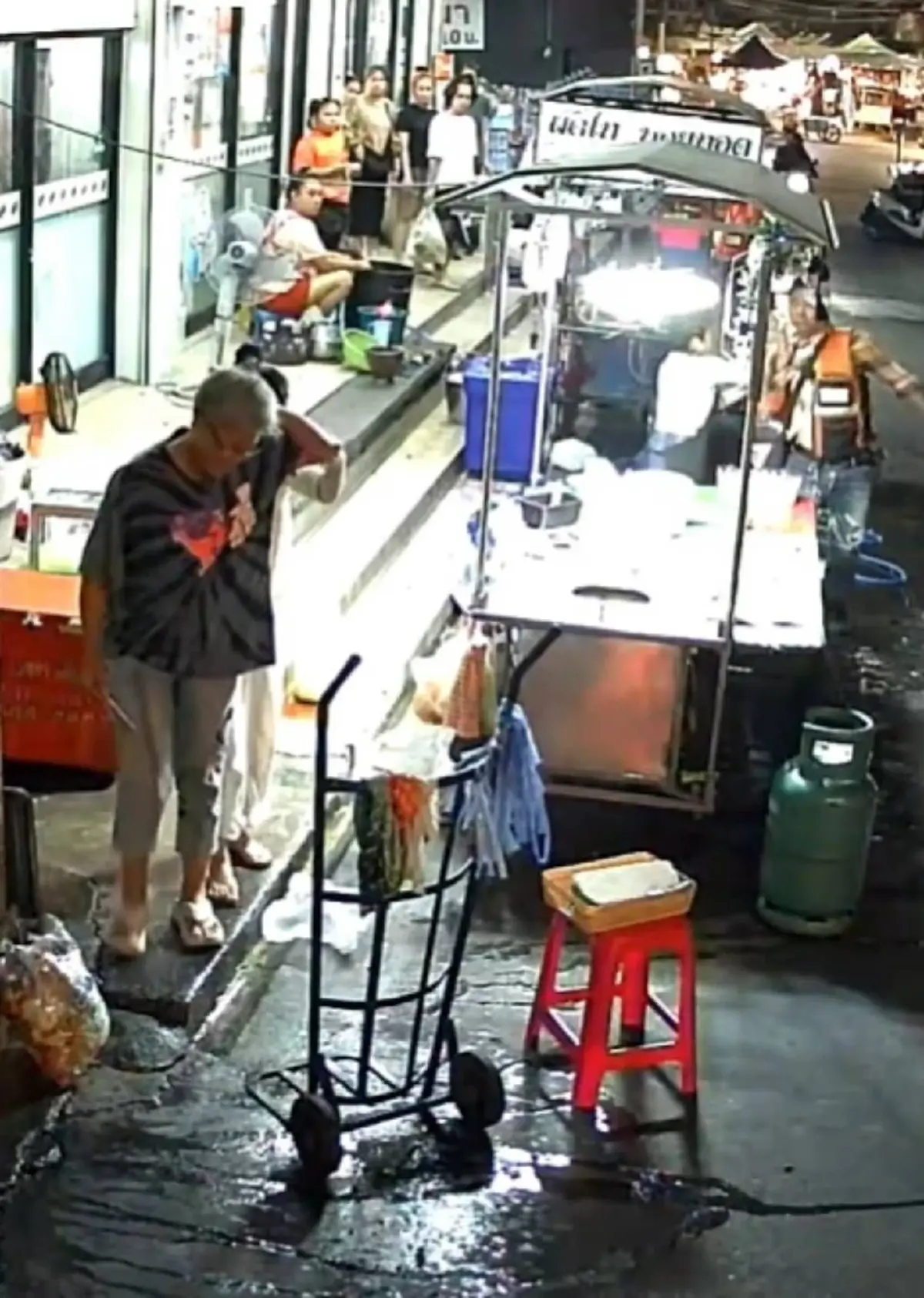 วินเหี้ยม หึงหน้ามืดคิดว่ายายเป็นสาวหล่อ คนช่วยห้ามโดนยำสาหัส