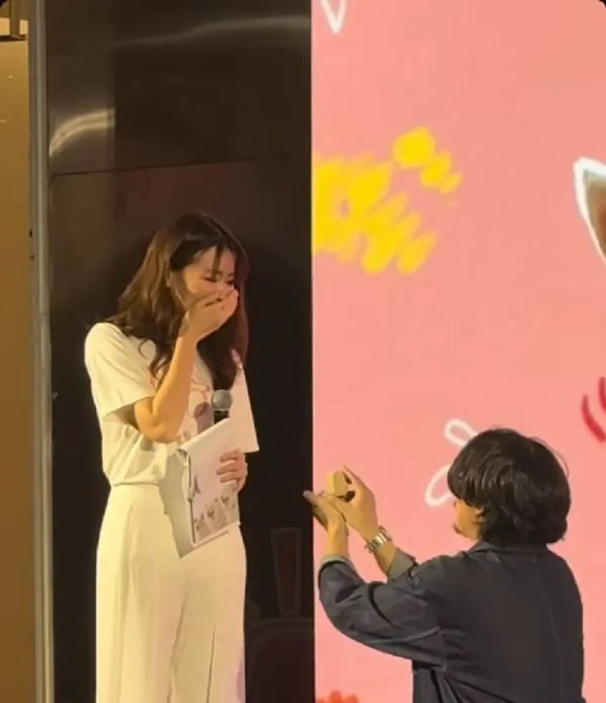 ผกก.โกฮัง โผล่คุกเข่าขอพิธีกรสาวแต่งงาน ทำน้ำตาแตกทั้งฮอลล์