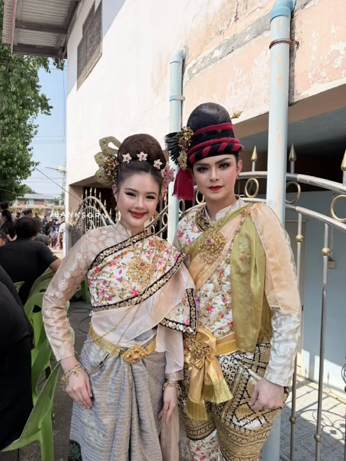 แบงค์ ศรราม อุดหนุนลอตเตอรี่เต็มมือในงานฌาปนกิจ คุณพ่อจ๊ะ นงผณี