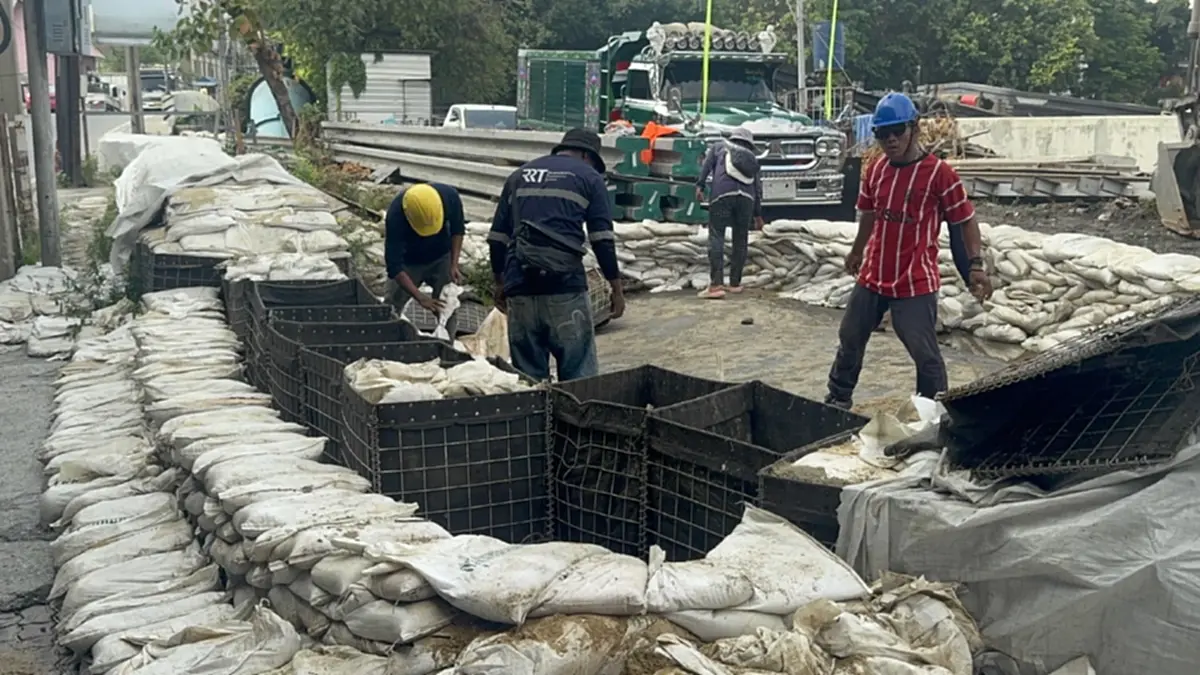 เร่งอุดช่องโหว่ผนังกั้นน้ำคลองพระโขนง สกัดน้ำหนุนท่วมคลองเตย