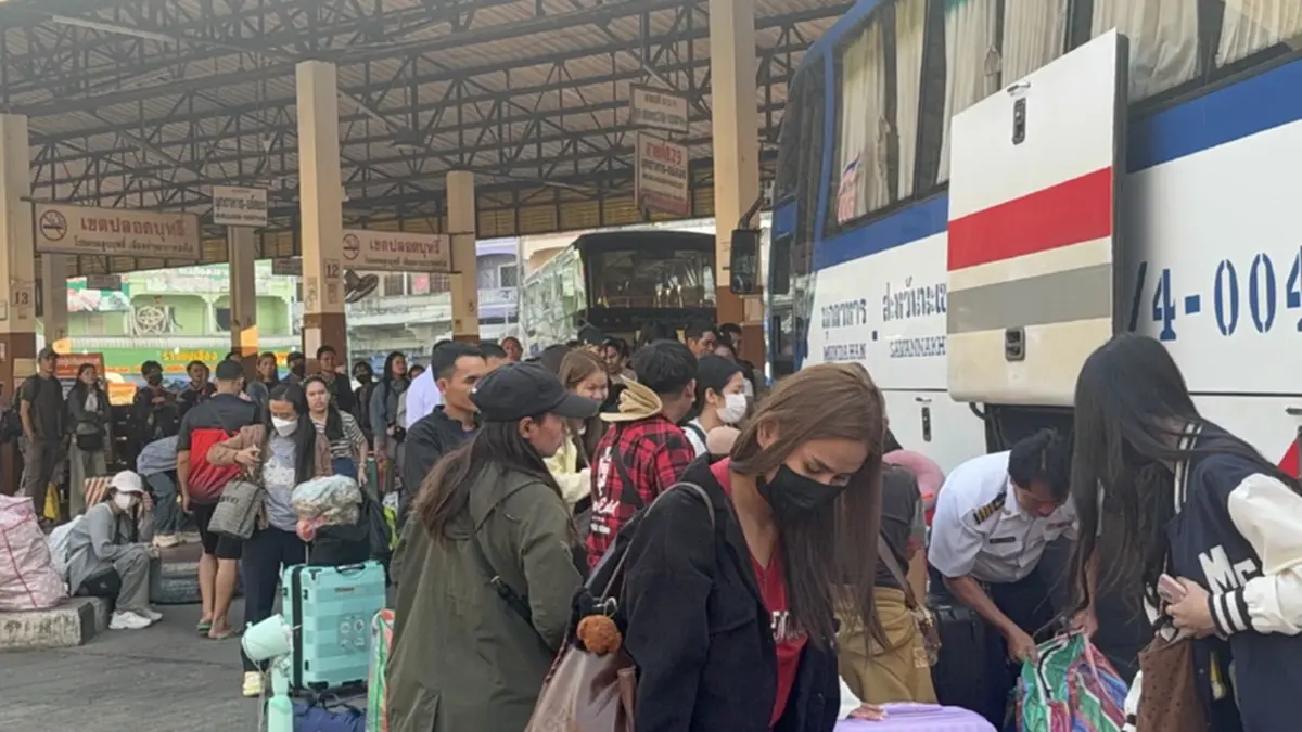 มุกดาหารคึก! แรงงานลาวแห่กลับบ้าน บขส.ตรึงราคาตั๋วถึง 19 เม.ย.