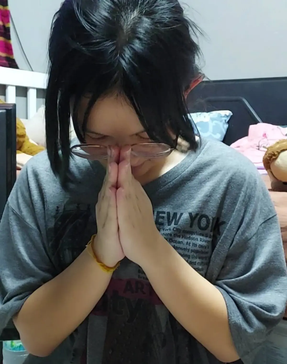 "น้องเบญ" ยอมพูดแล้ว หลังเพจดังตั้งคำถามถึงภาพใส่ชุดสวย