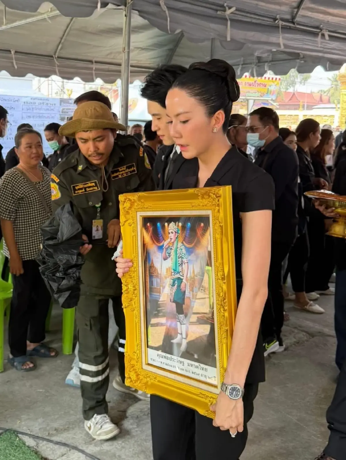 แบงค์ ศรราม อุดหนุนลอตเตอรี่เต็มมือในงานฌาปนกิจ คุณพ่อจ๊ะ นงผณี