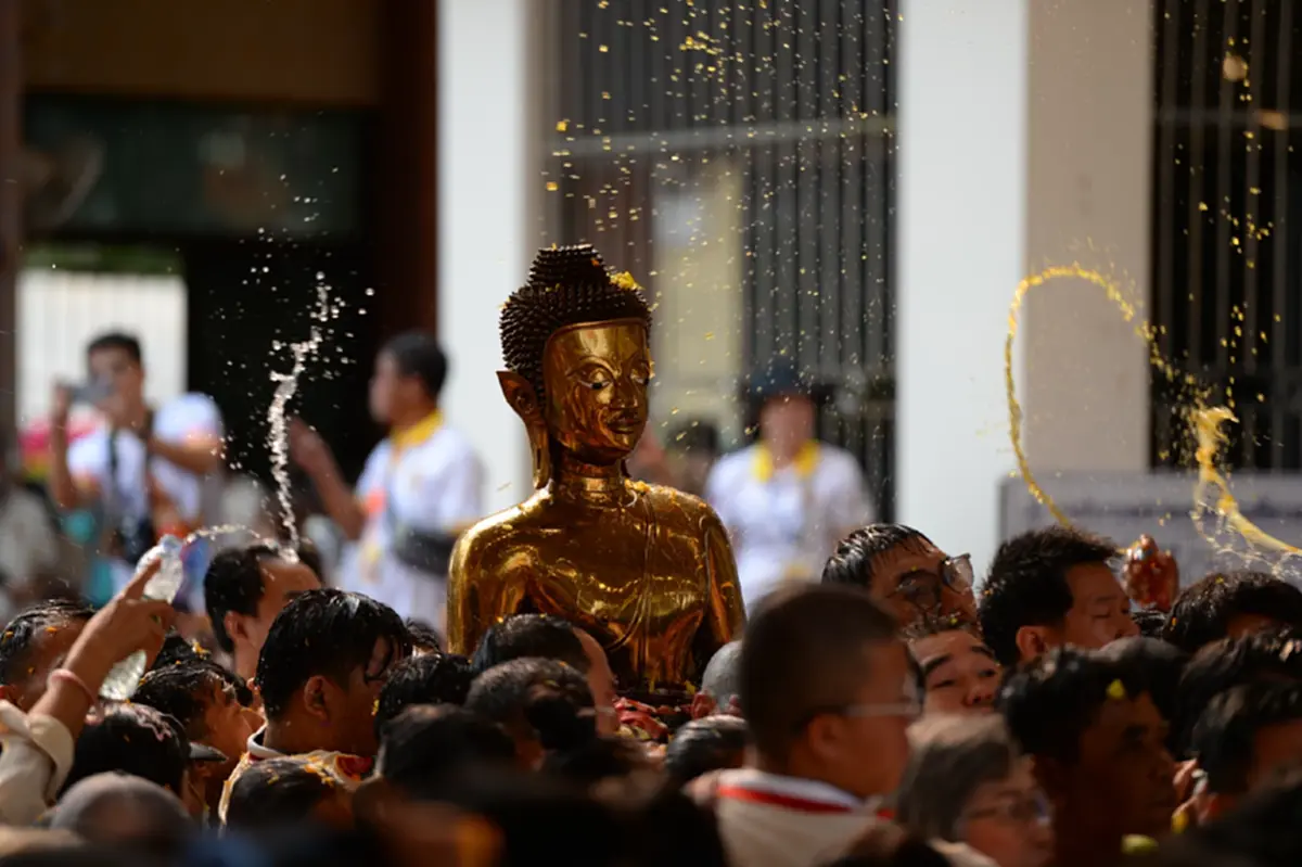 ปิดฉากสงกรานต์หนองคาย! อัญเชิญ "หลวงพ่อพระใส" ขึ้นพระอุโบสถ