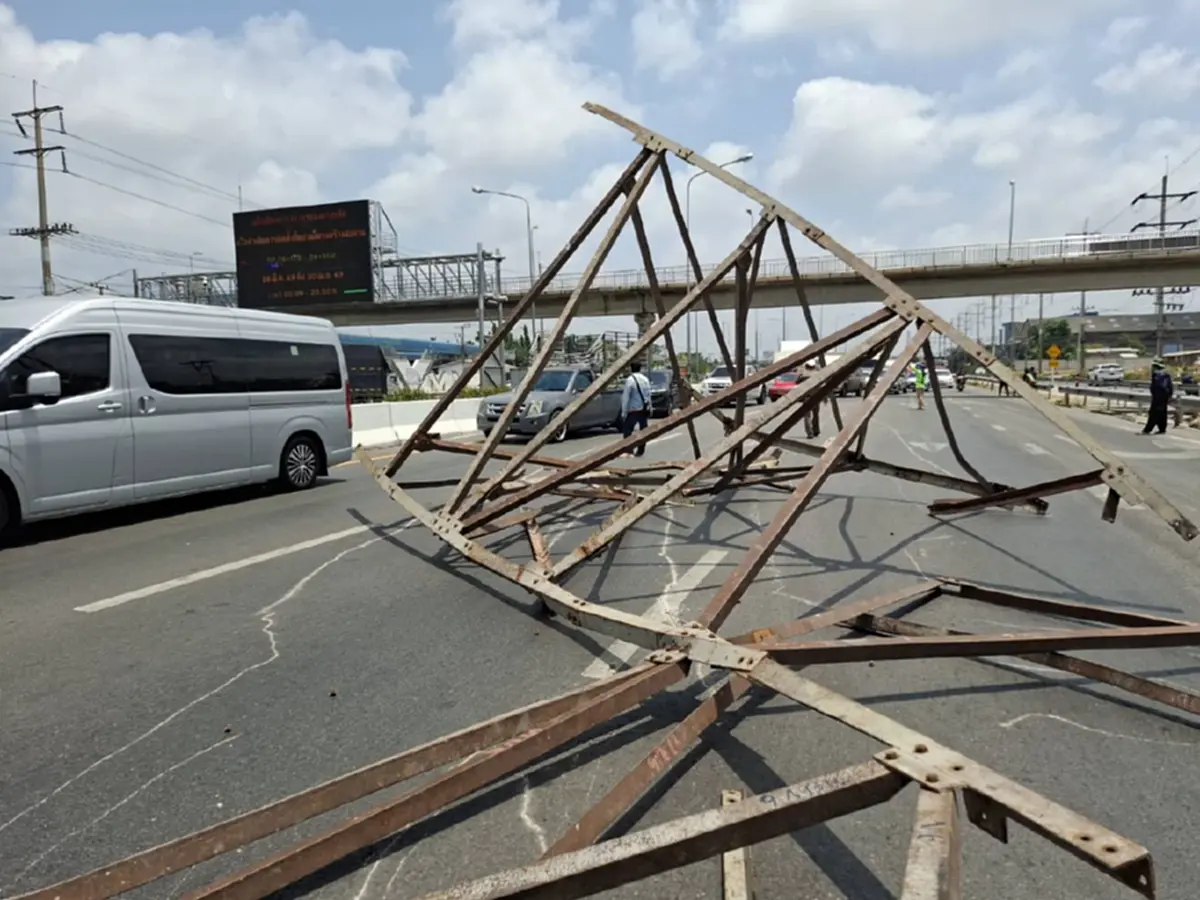 พระราม 2 ระทึก! เทรลเลอร์ทำโครงเหล็กยักษ์หล่นขวางถนน 2 ช่องทาง