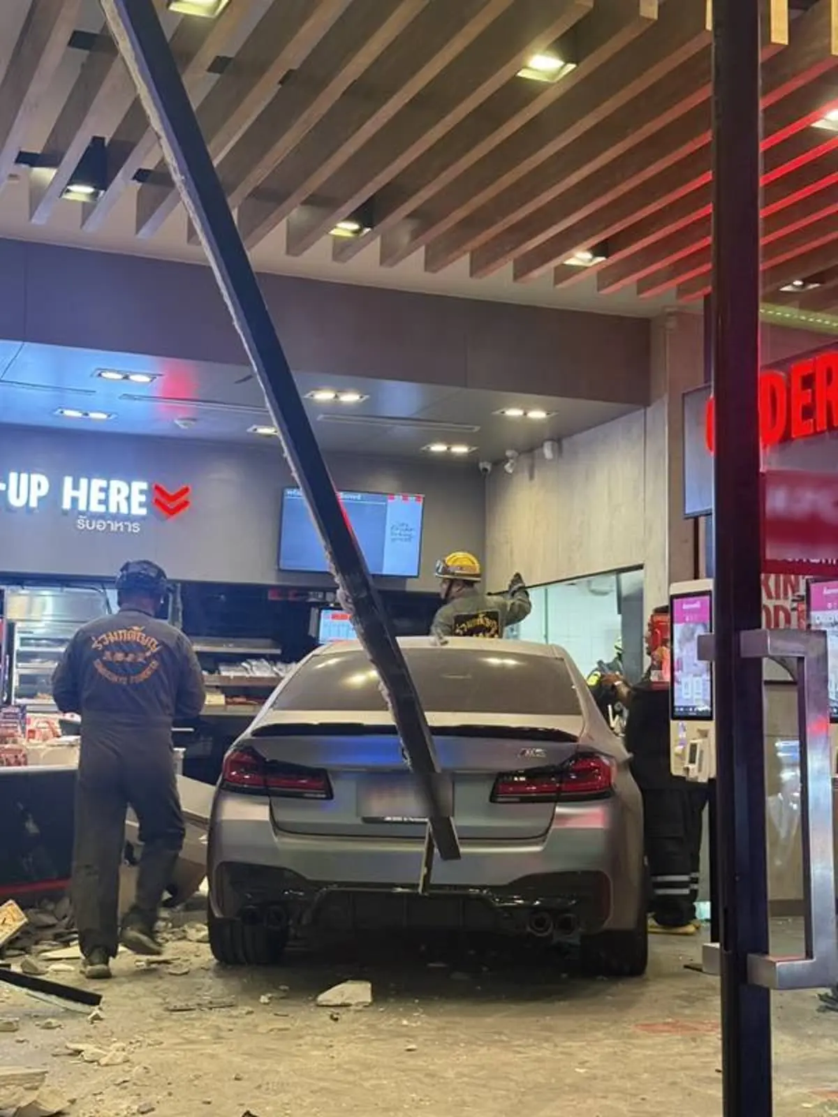 ธรรมดาที่ไหน รู้แล้วเจ้าของรถหรูชนร้านไก่ทอด กลางปั๊มน้ำมัน