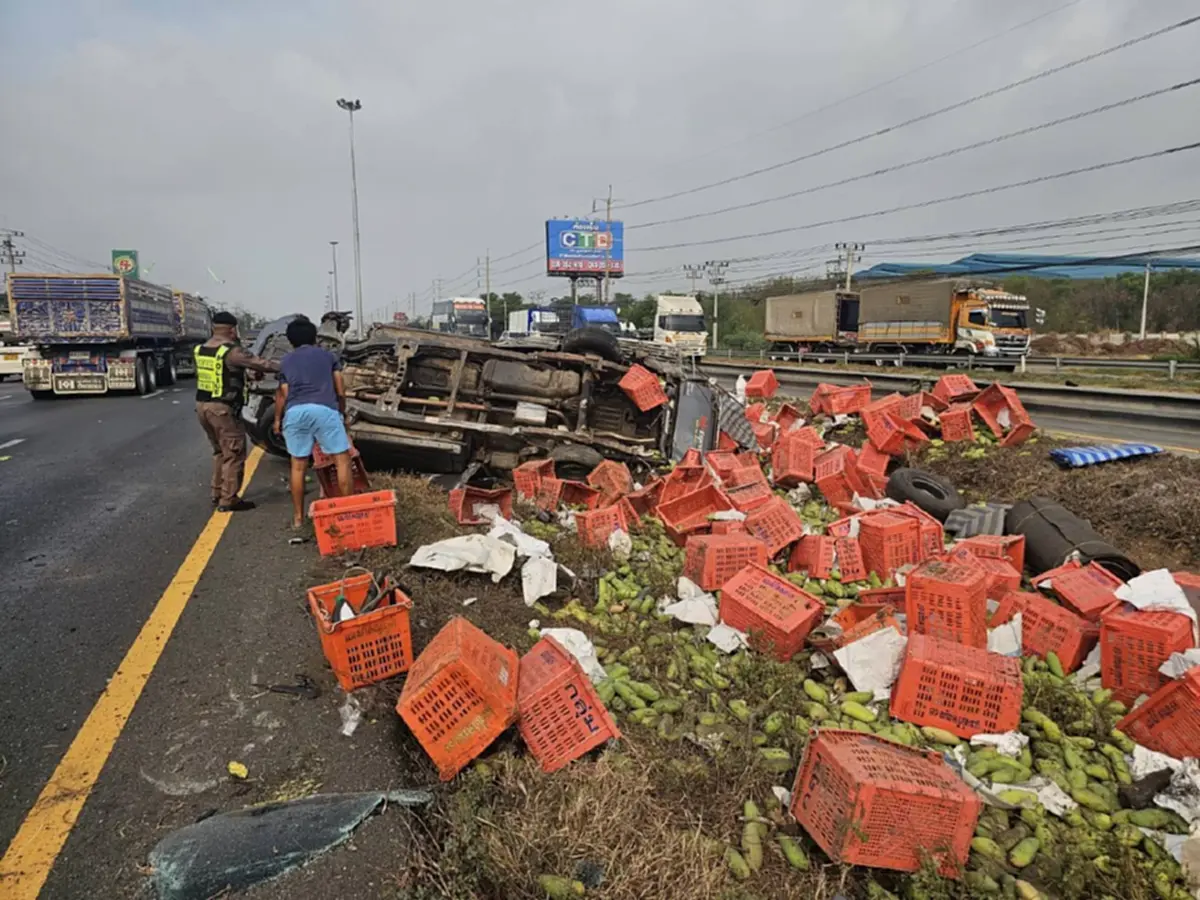 ยางระเบิดกลางทาง! กระบะบรรทุกมะม่วงเสียหลัก คนขับเจ็บเล็กน้อย