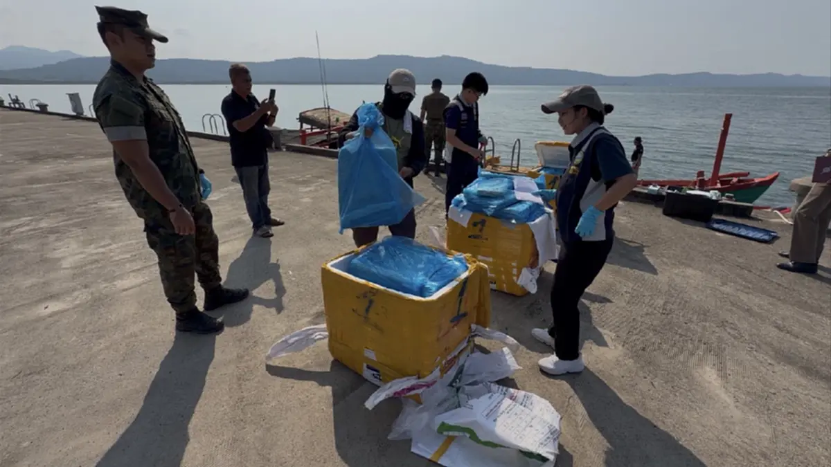 ศรชล.ตราด จับเรือกัมพูชาลอบขนเนื้อปูแช่แข็ง 60 กล่องเข้าไทย
