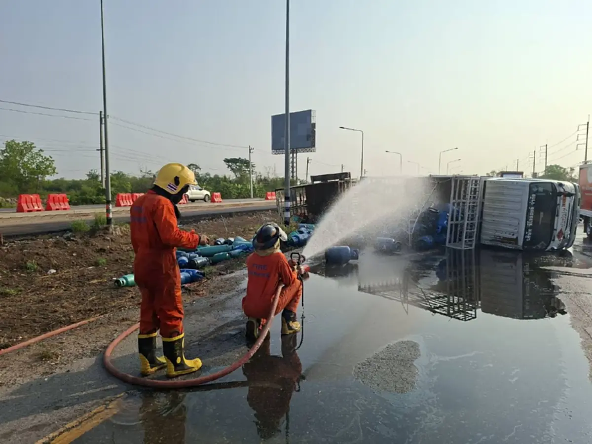 ระทึก! 6 ล้อขนแก๊สคว่ำเลี่ยงเมืองโคราช รั่วไหลเกลื่อนถนน