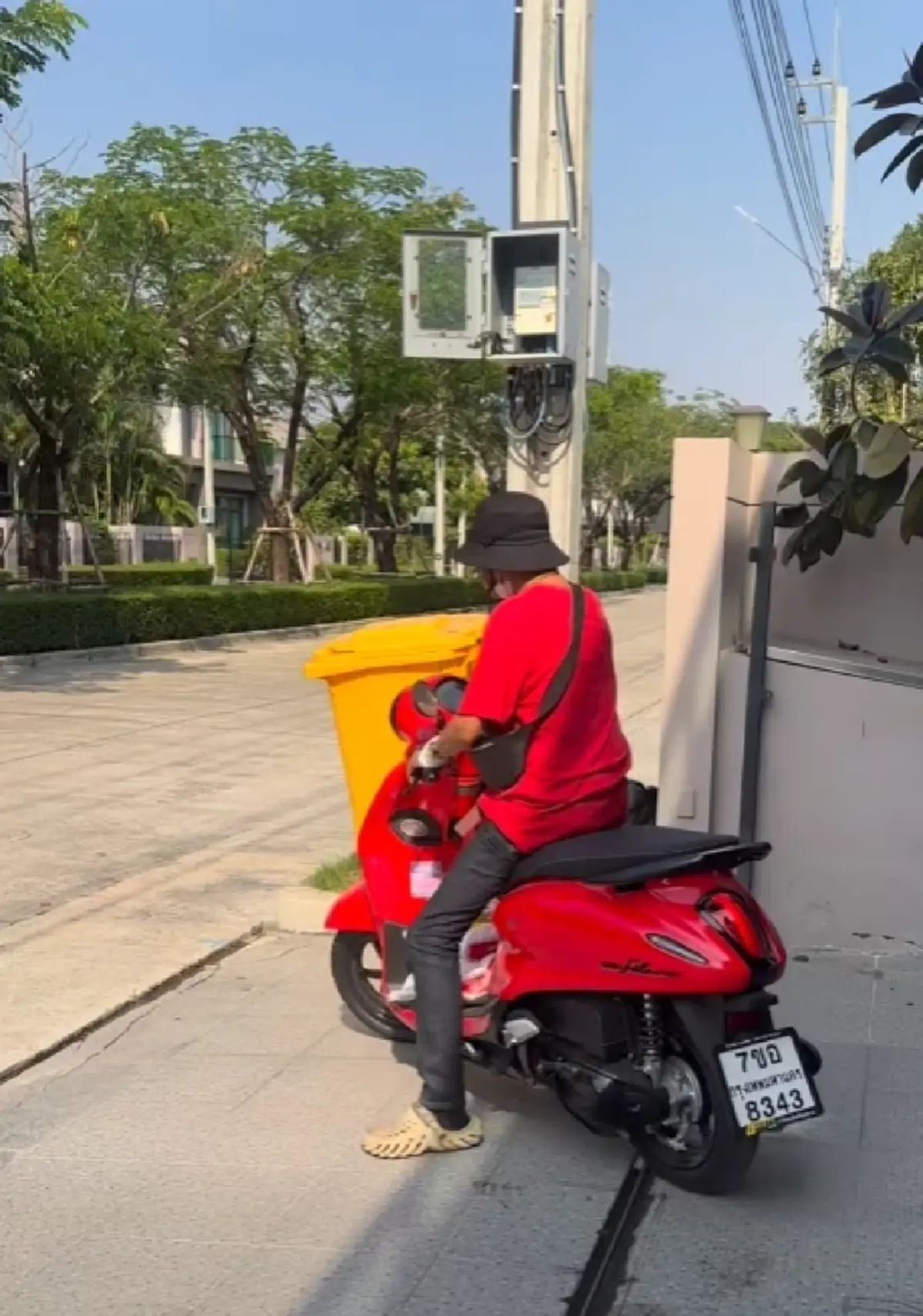 เปิดทะเบียนรถจยย. "คุณพ่อจ๊ะ" ขับรถเอาข้าวสารไปแจกแฟนคลับ