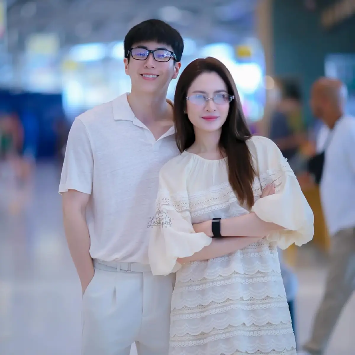 หวานสะเทือนสนามบิน “แอฟ-นนกุล” เช็กอินจีน ลุคคู่แว่นฟินไม่ไหว