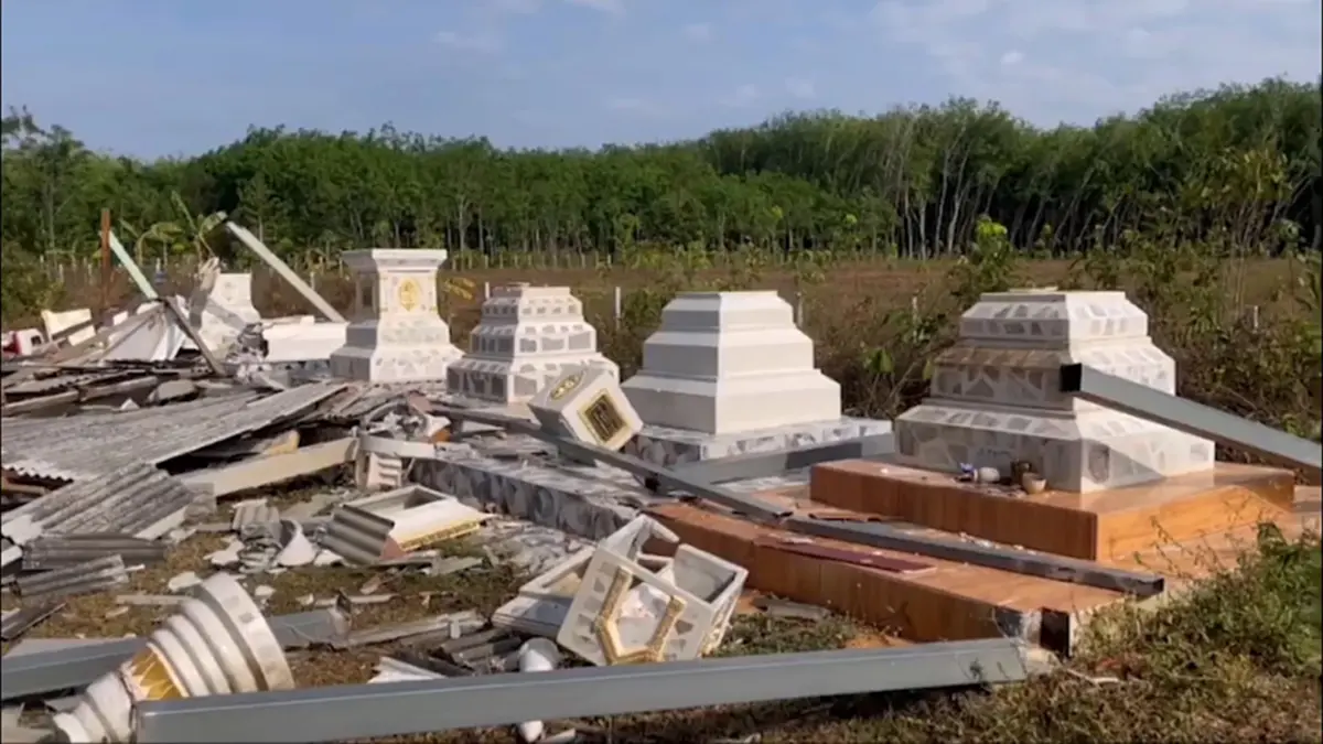 สลด! พายุฤดูร้อนถล่มทุ่งลาน 'บัวเก็บอัฐิ' พังราบหน้ากลอง