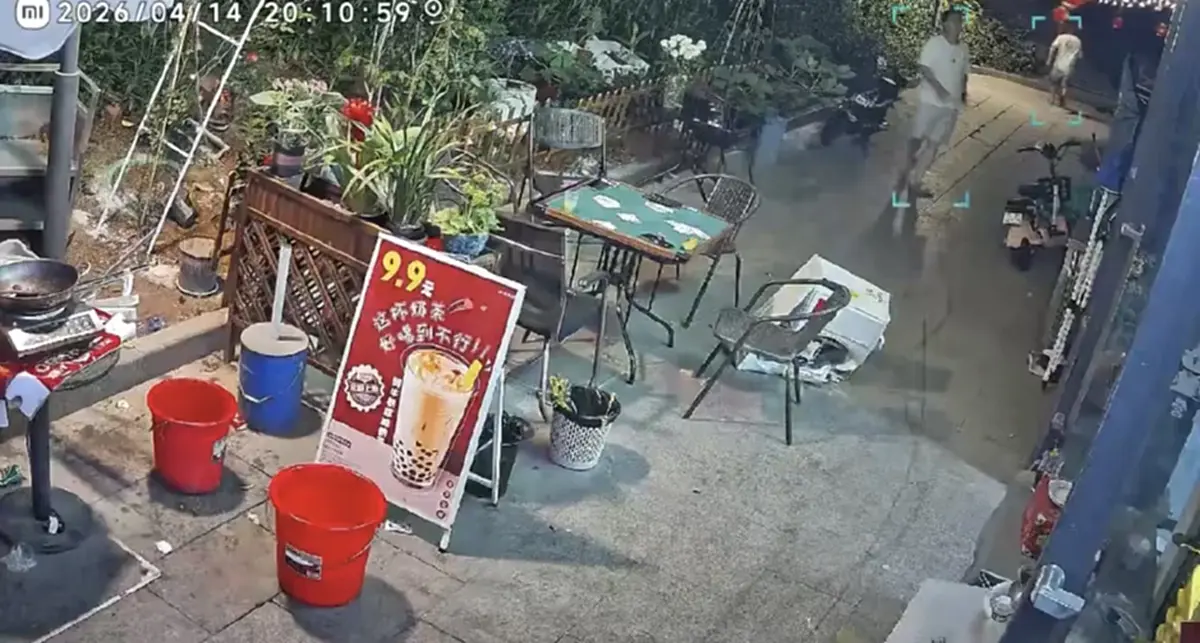 ระทึกเสี้ยววินาที! แอร์ร่วงจากชั้น 20 หญิงเฉียดตาย รอดปาฏิหาริย์