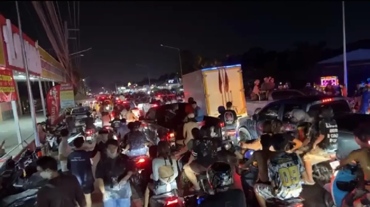 ไหลบ่อวินสุดคึกคัก! ประชาชนทะลักเล่นน้ำแน่นสองฝั่งถนน