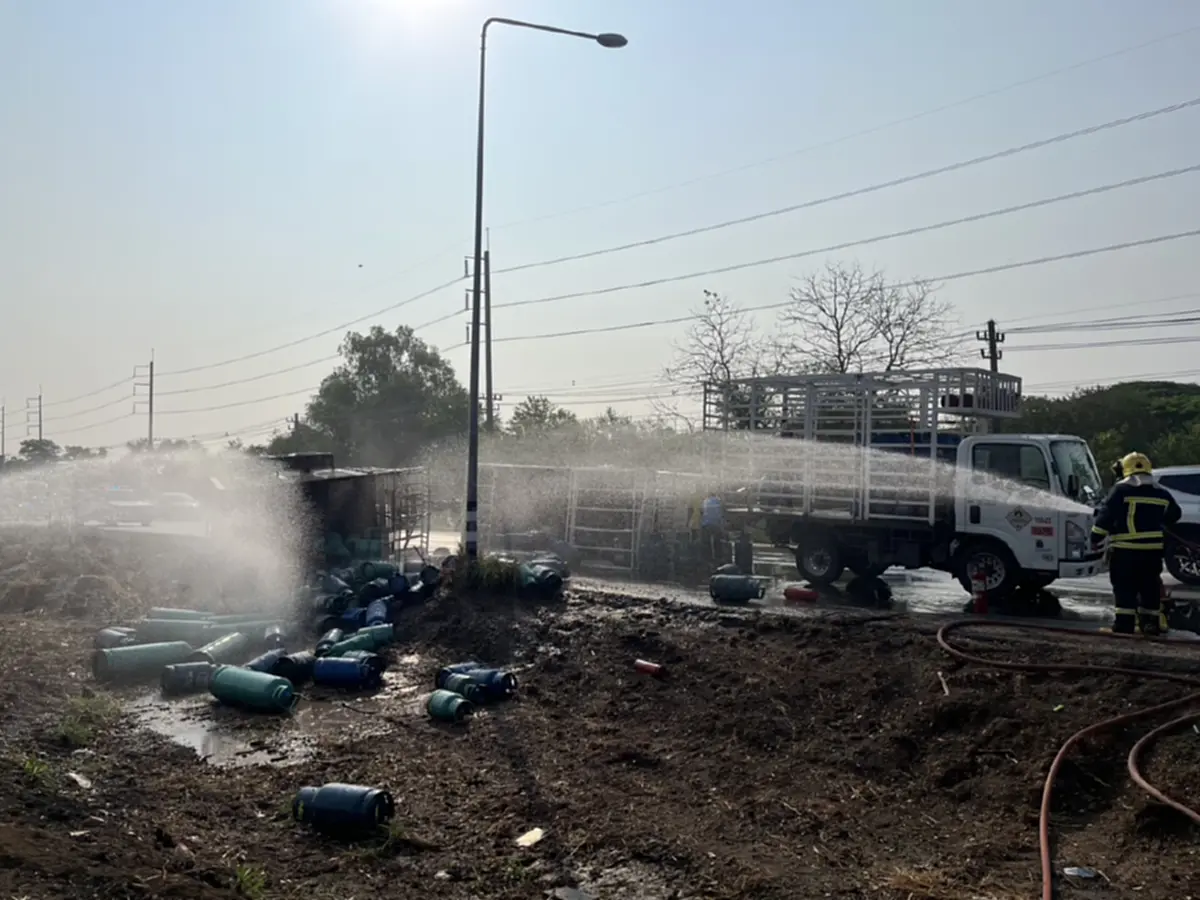 ระทึก! 6 ล้อขนแก๊สคว่ำเลี่ยงเมืองโคราช รั่วไหลเกลื่อนถนน