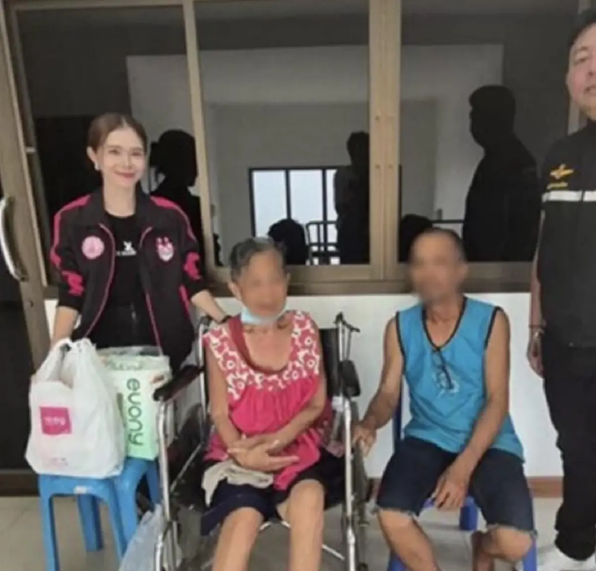 แม่ร่ำไห้ พูดถึงลูกสาว ยอมรับผิดในอดีตเคยลำเอียงรักแต่ลูกชาย