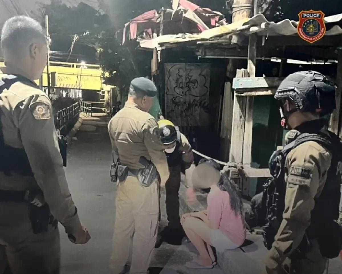 นาทีระทึก! ตำรวจหัวหมากช่วยหญิงกระโดดคลองแสนแสบ ทันหวุดหวิด!