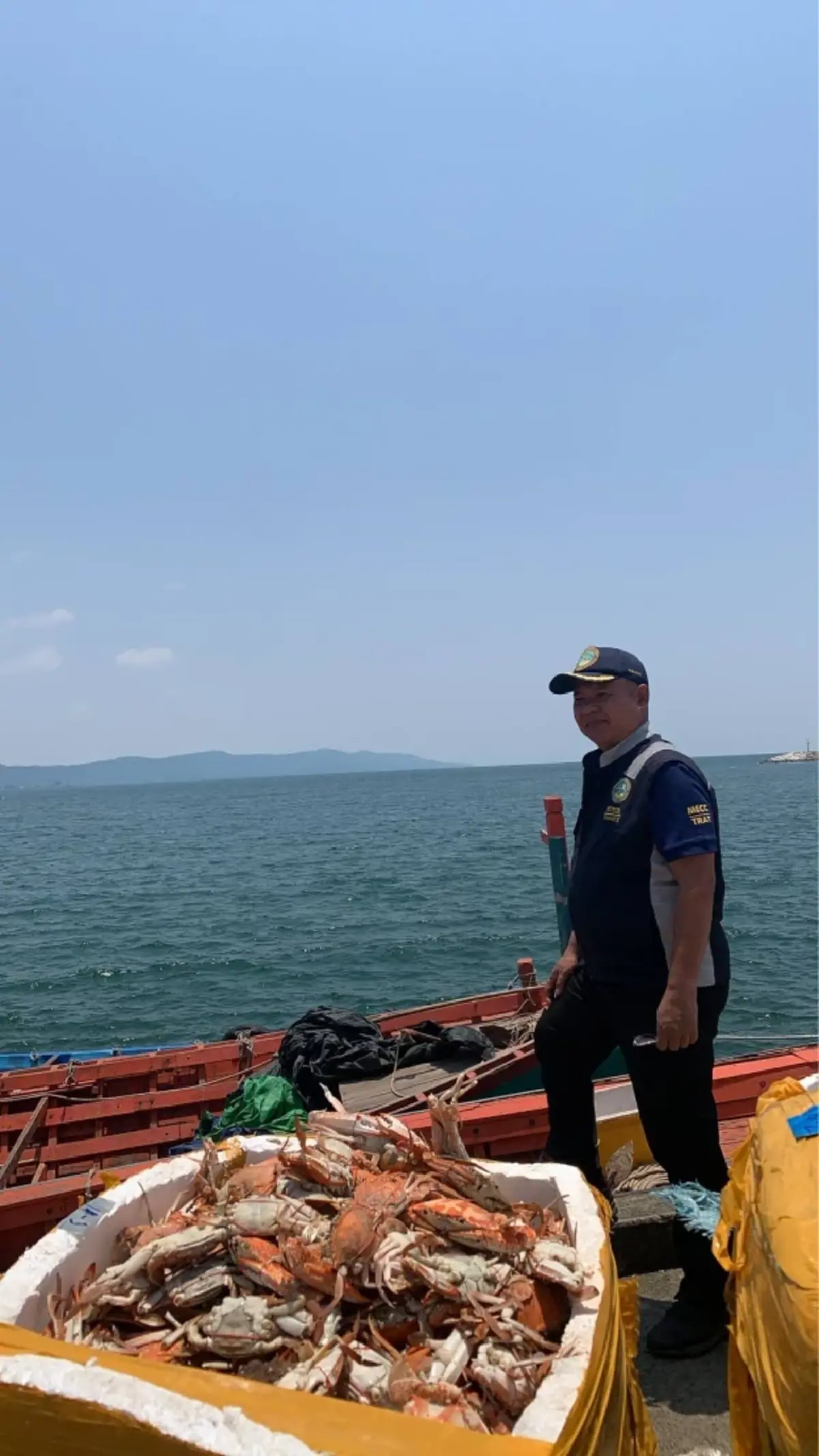 ทัพเรือสกัดเรือเถื่อน! ยึด "เนื้อปูแกะ–สัตว์น้ำ" กลางทะเลตราด