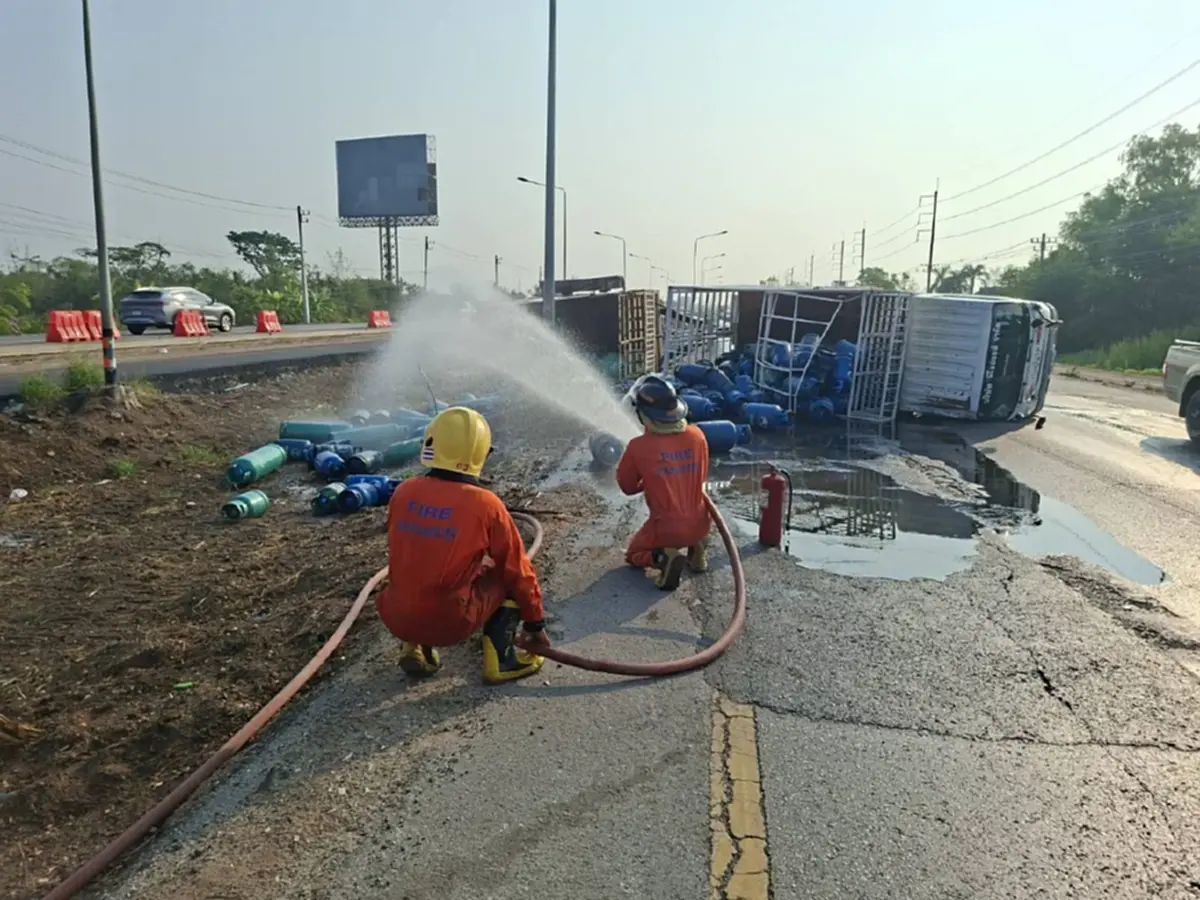 ระทึก! 6 ล้อขนแก๊สคว่ำเลี่ยงเมืองโคราช รั่วไหลเกลื่อนถนน