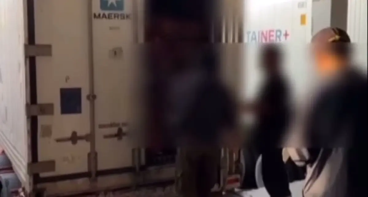 ยึดขาไก่เถื่อน 32 ตู้แหลมฉบัง 8.4 แสนกิโลฯ ไร้คนรับเป็นเจ้าของ