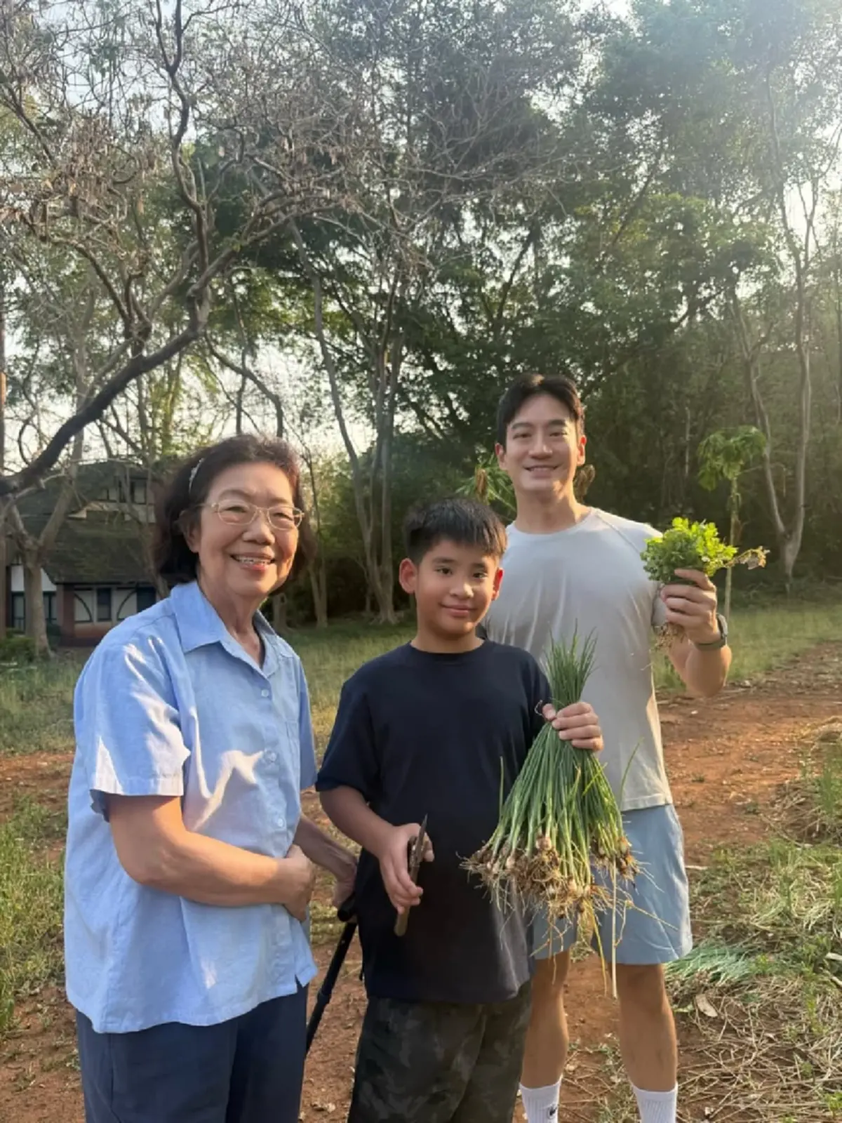 หมอโอ๊ค สมิทธิ์ พาลูกชาย เก็บผัก ชาวเน็ตแห่ชมแฝดพ่อชัดมาก