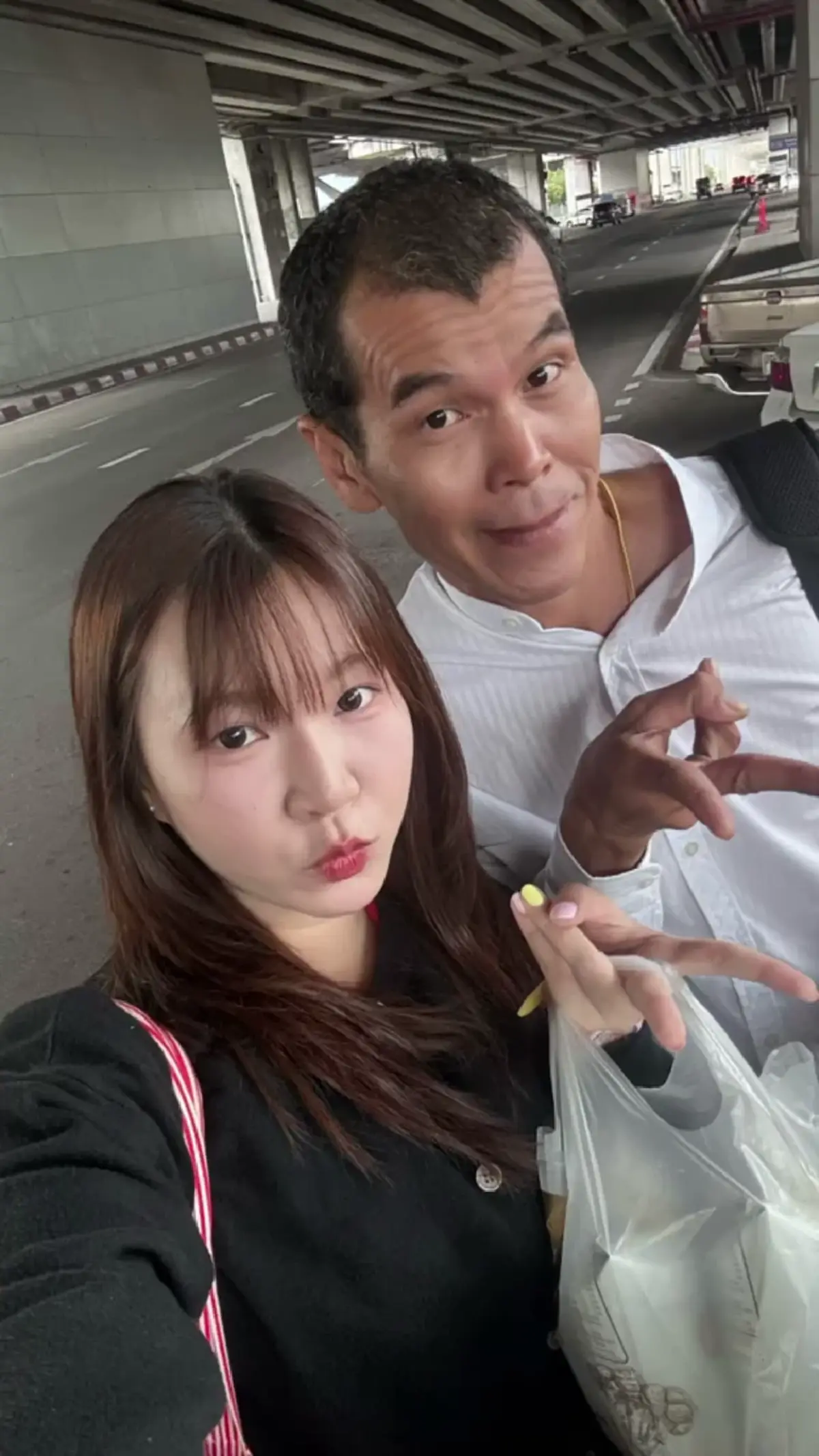 เปิดภาพ “น้องแอม” ลูกสาว “ยาว ลูกหยี” สวยเก่งทำงานสายการบิน