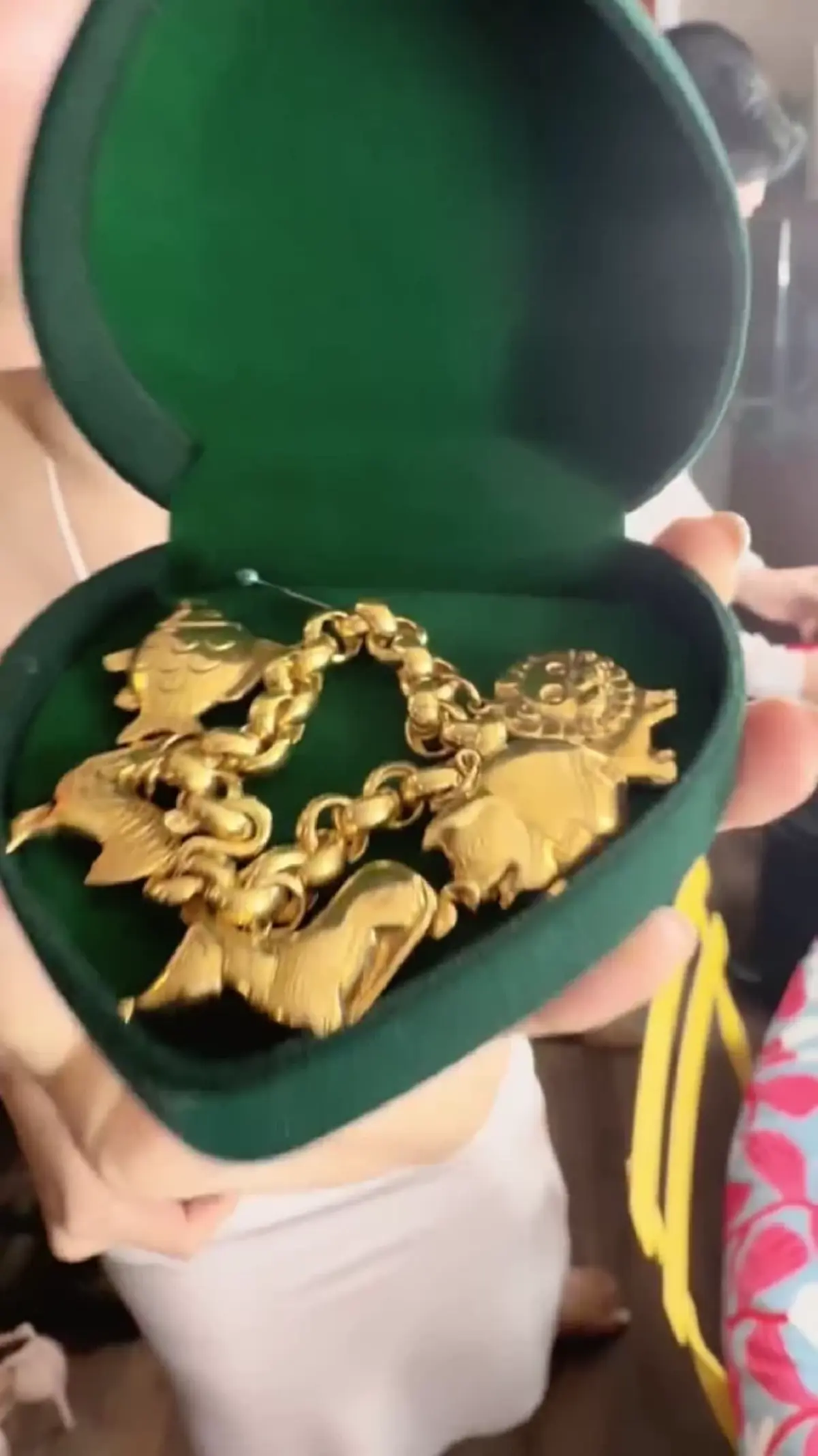 ถึงกับอยากได้บ้าง “คริส หอวัง” เปิดของรับไหว้จากคุณแม่