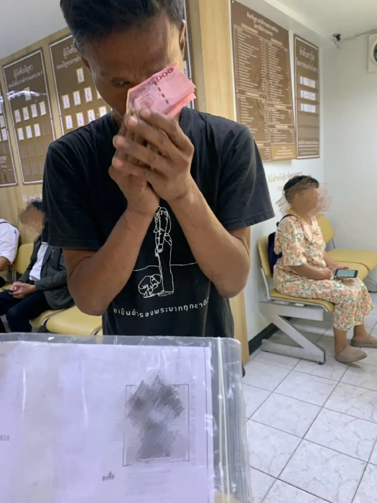 หนุ่มพ้นโทษคิดถึงย่า ไร้เงินกลับบ้าน ตัดสินใจเดินเข้า สน. ทำใจฟู