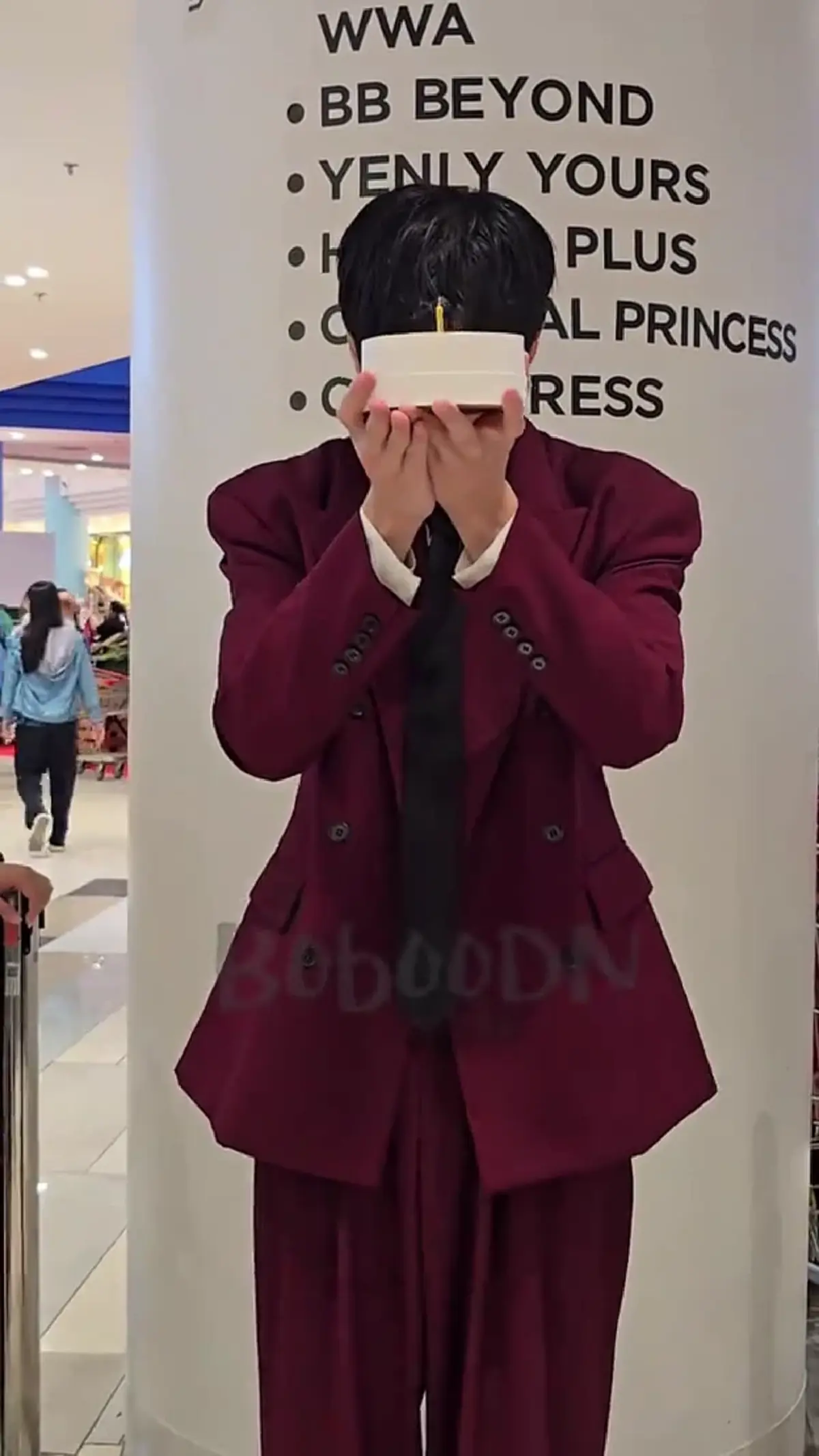  ฟิล์ม ธนภัทร เจอหญิงปริศนาพุ่งหอมแก้ม ระยะประชิดแฟนคลับ