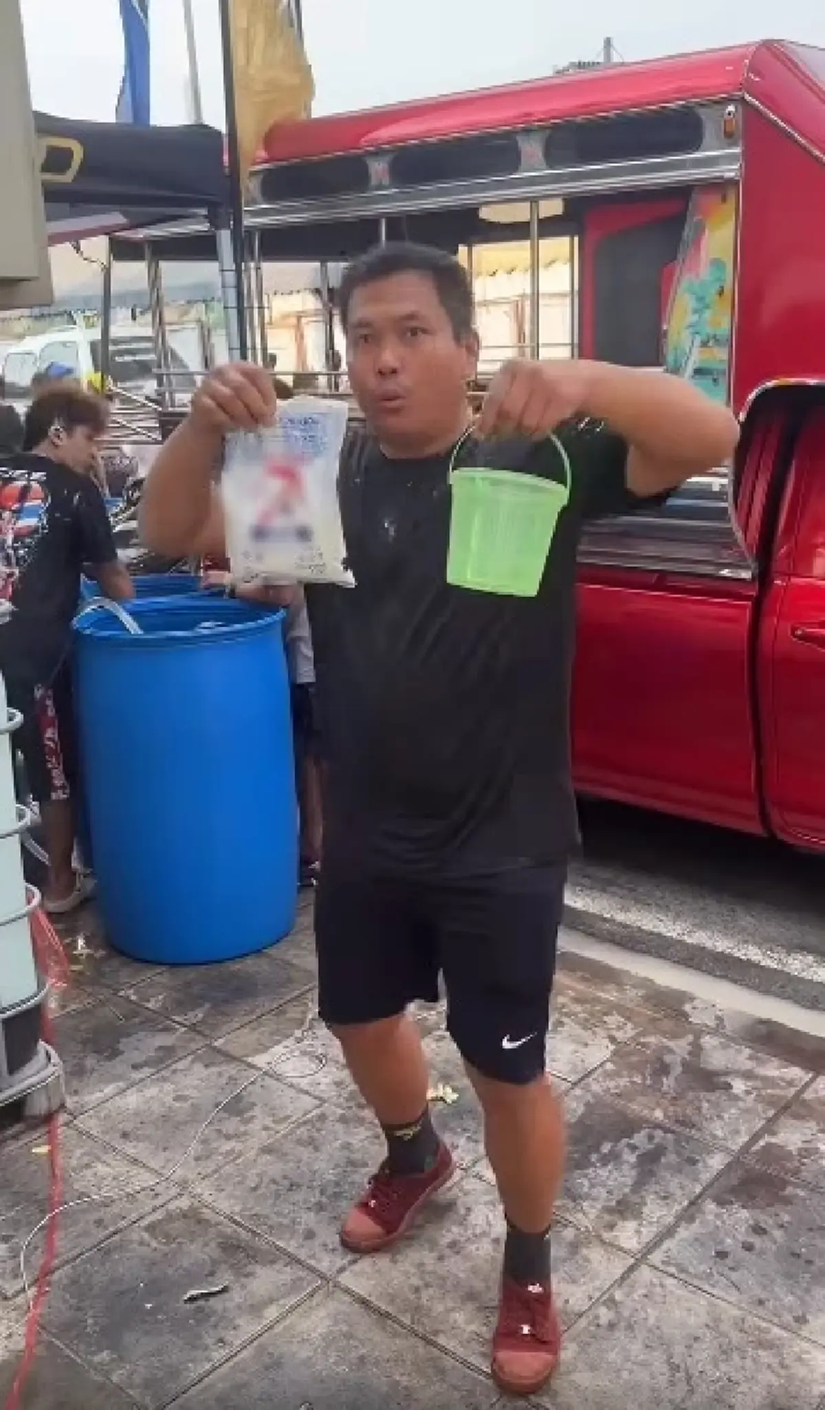 เบิร์ด วันว่างๆ แจงดราม่า ใช้กาวยาแนวเล่นสงกรานต์ ลั่นมันคือแป้ง