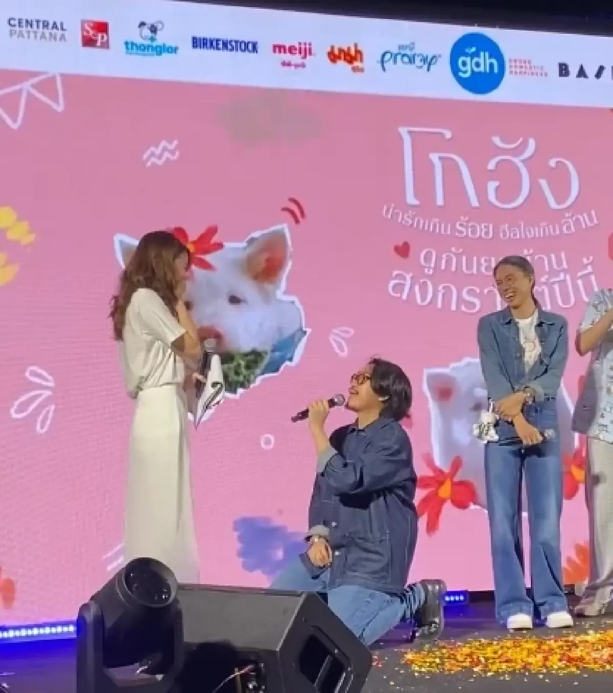 ผกก.โกฮัง โผล่คุกเข่าขอพิธีกรสาวแต่งงาน ทำน้ำตาแตกทั้งฮอลล์