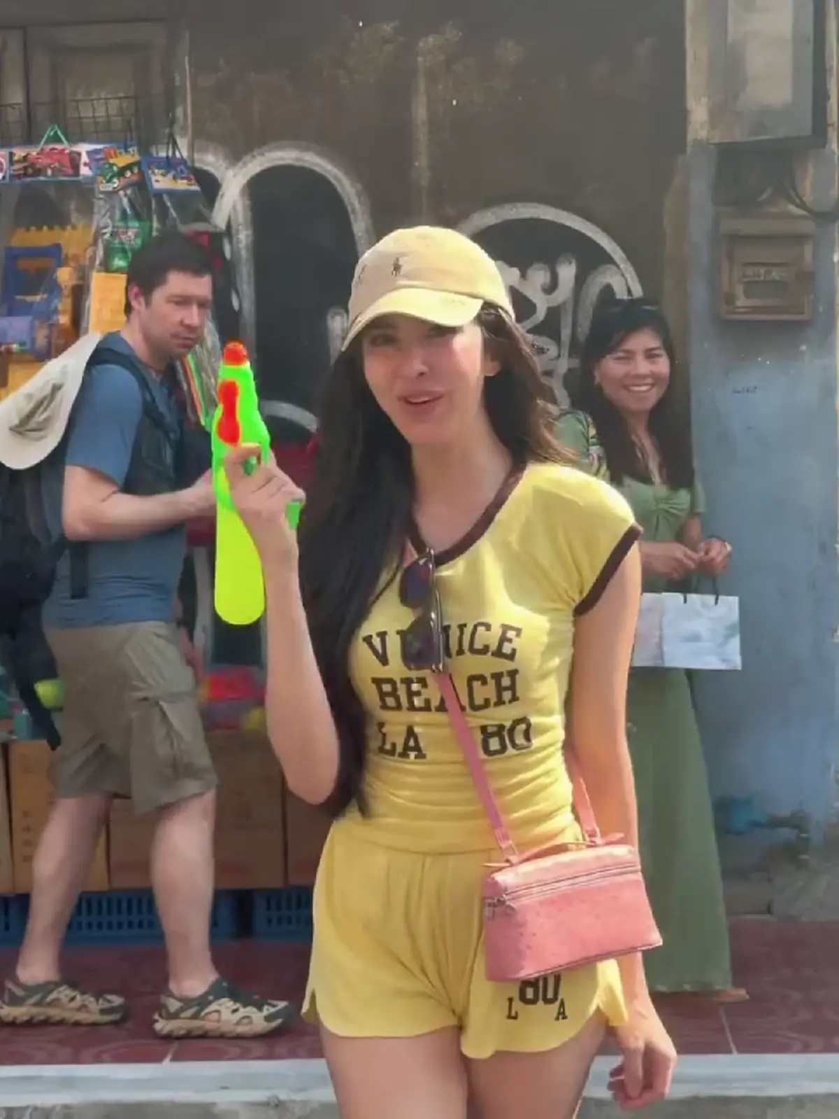 สวยสะกดทั้งถนน ศรีริต้า ณรงค์เดช เผยลุคเล่นน้ำสงกรานต์  