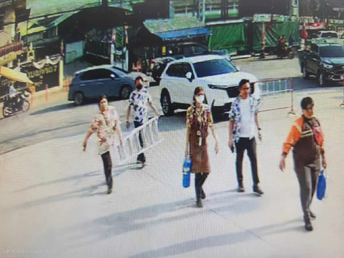 ฮีโร่ชุดเซเว่น 5 พนักงานรวมทีมคว้าถังแดงวิ่งลุยช่วยดับไฟ