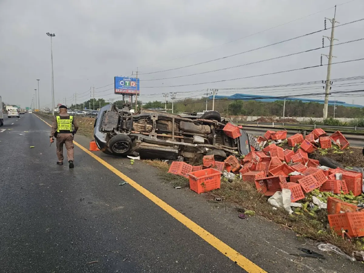 ยางระเบิดกลางทาง! กระบะบรรทุกมะม่วงเสียหลัก คนขับเจ็บเล็กน้อย