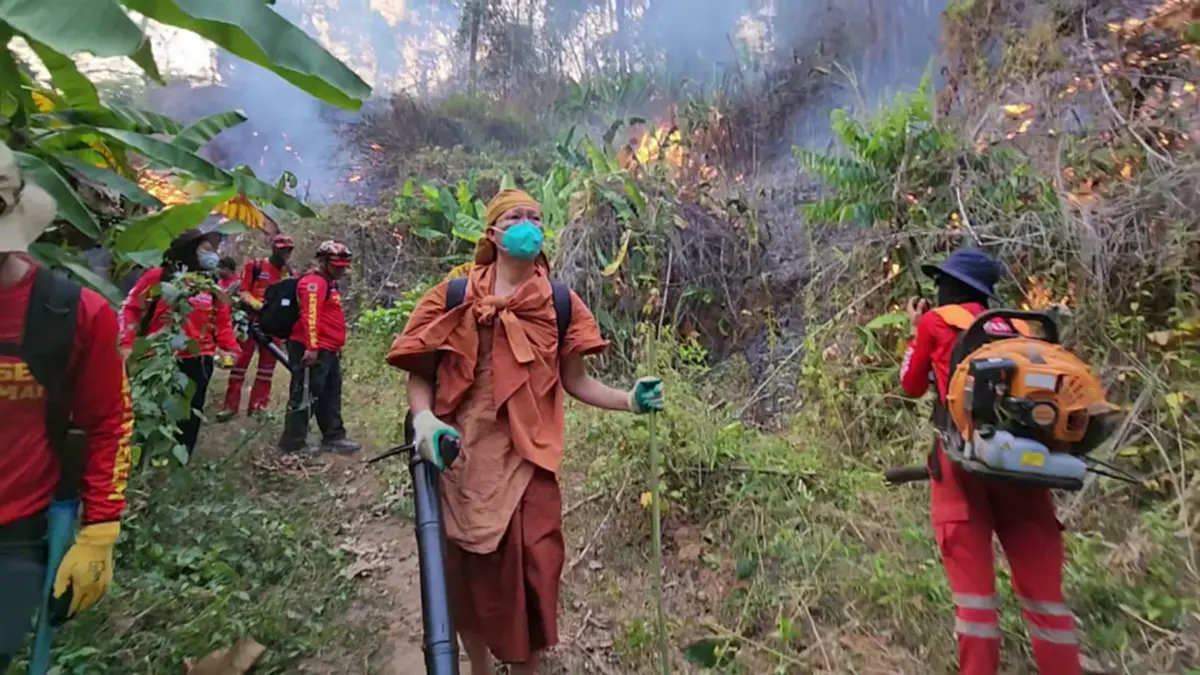 'พระครูอ๊อด' นำทีมลุยดับไฟป่า โพสต์เศร้าเจ็บปวดรักษาป่าไม่ได้