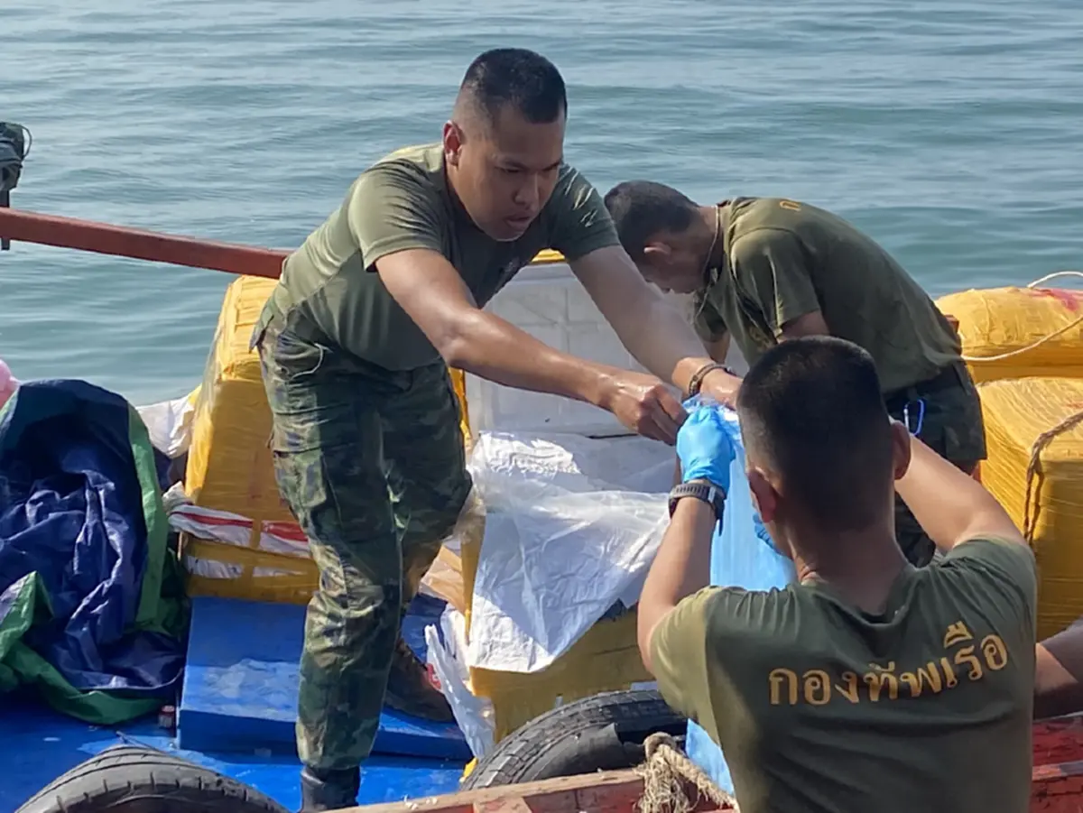 ศรชล.ตราด จับเรือกัมพูชาลอบขนเนื้อปูแช่แข็ง 60 กล่องเข้าไทย