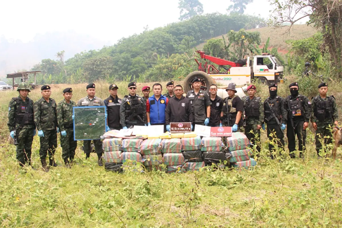 ไล่ล่าระทึก! แก๊งขนยาบ้าซิ่งหนี ยึดของกลางกว่า 4.3 ล้านเม็ด